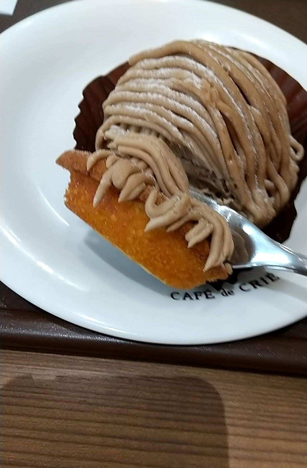 カフェ・ド・クリエ　ケーキセット　モンブラン　食べる