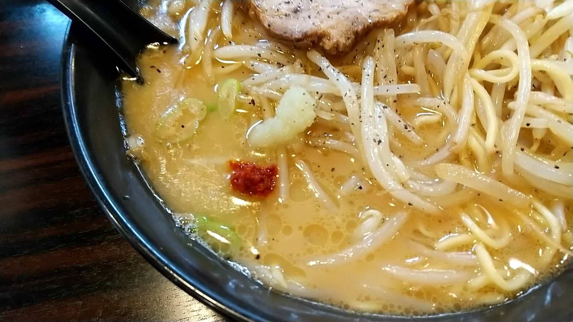 ラーメン道楽 鮫洲本店　もやしラーメン　調味料入れる