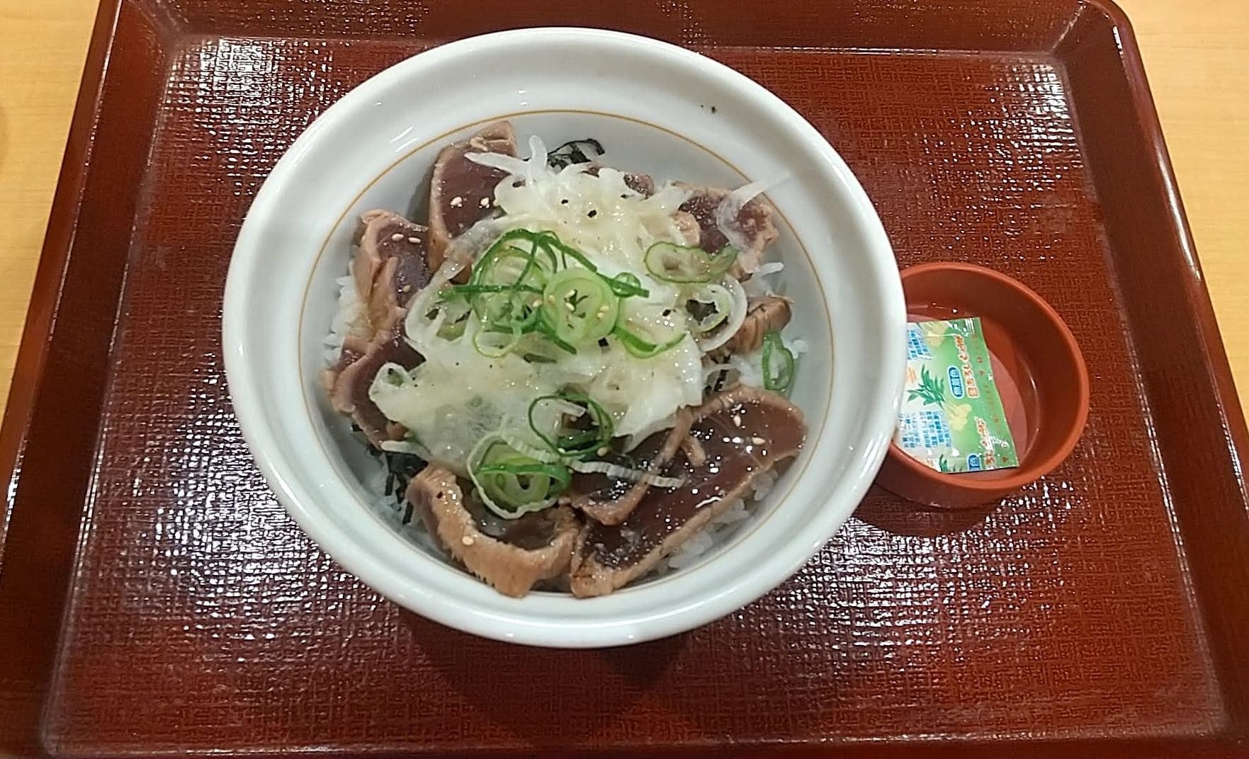 なか卯　オニオンガーリックかつおたたき丼 到着