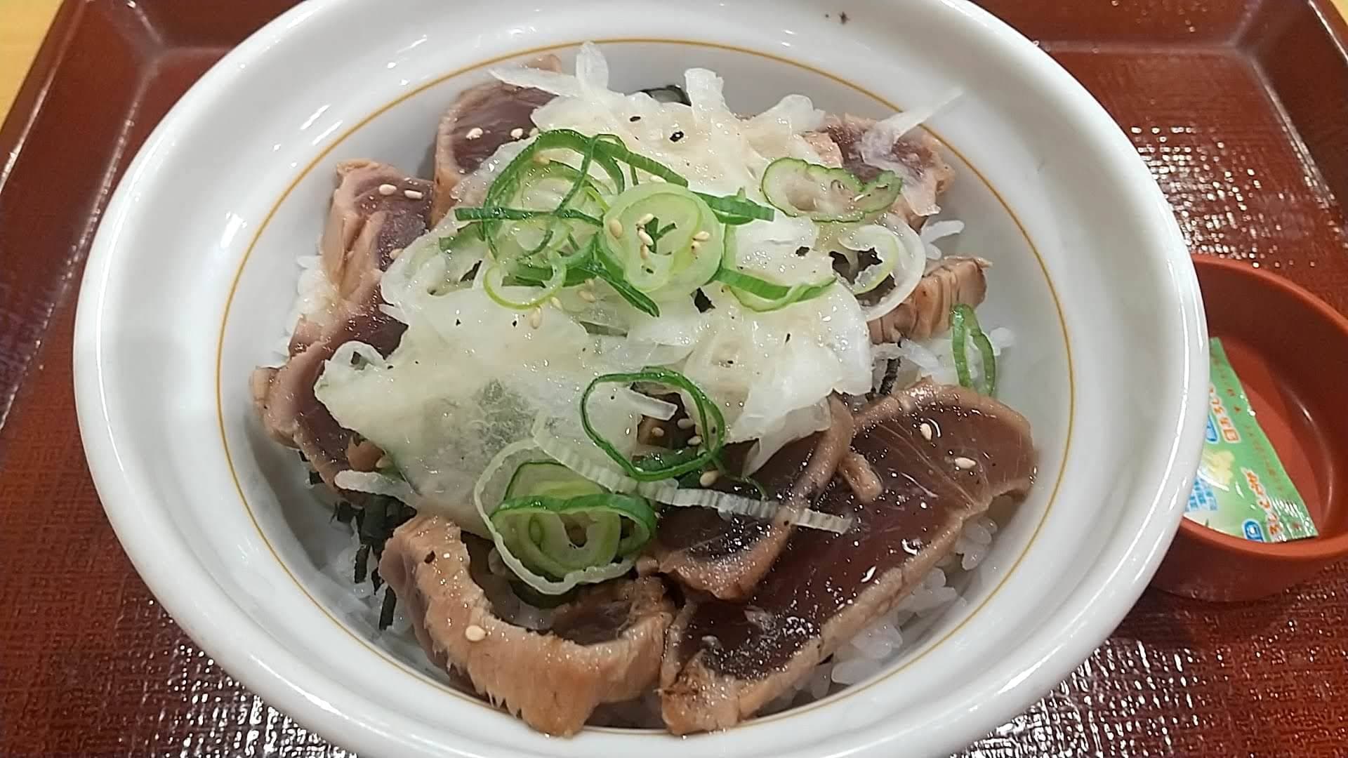 なか卯　オニオンガーリックかつおたたき丼　ボリューム