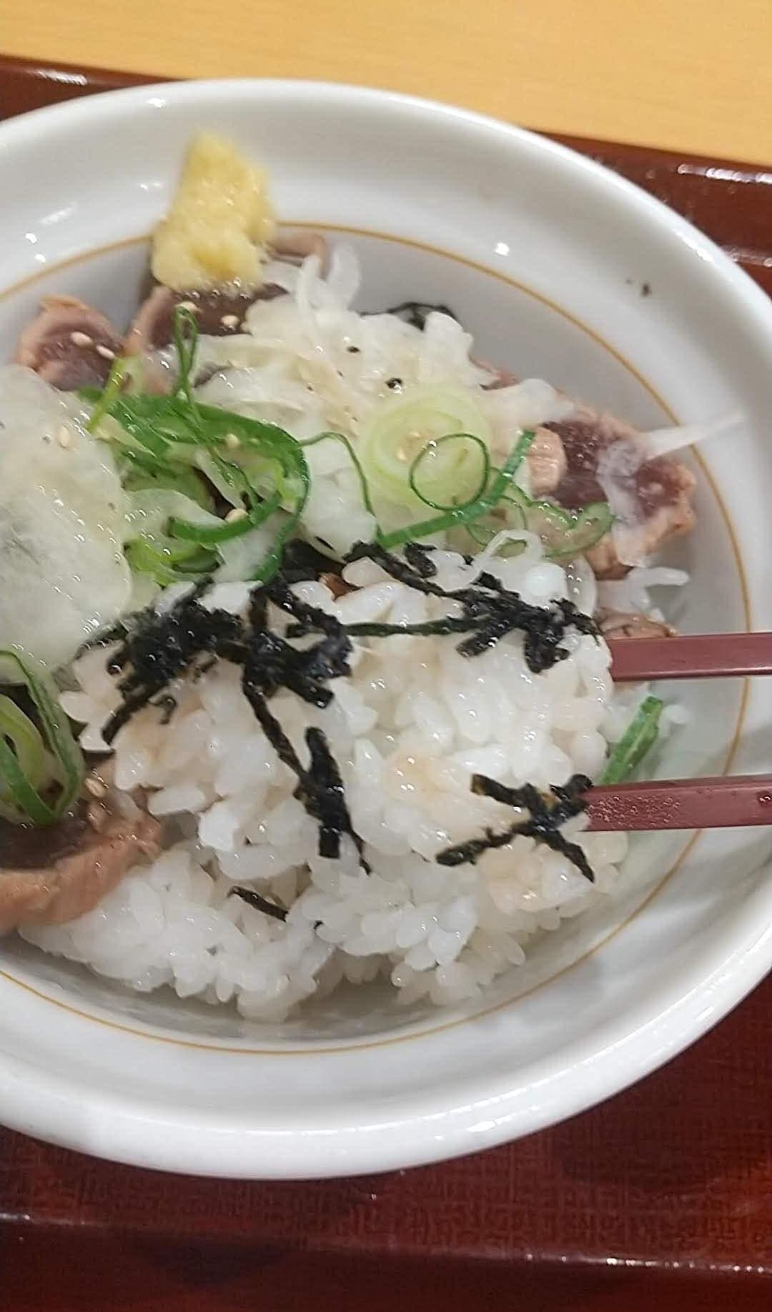 なか卯　オニオンガーリックかつおたたき丼 ご飯