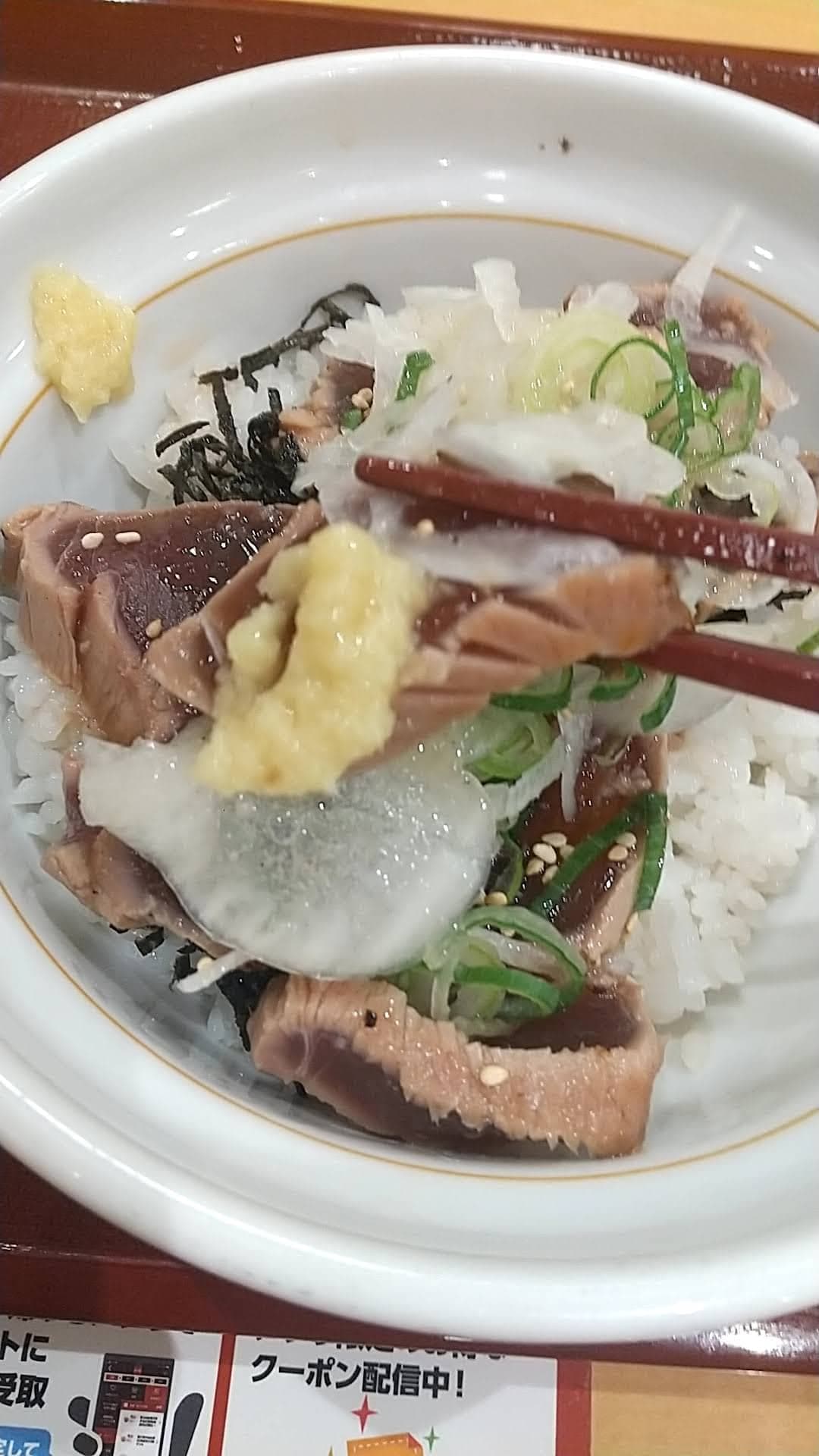 なか卯　オニオンガーリックかつおたたき丼　しょうがをプラスして