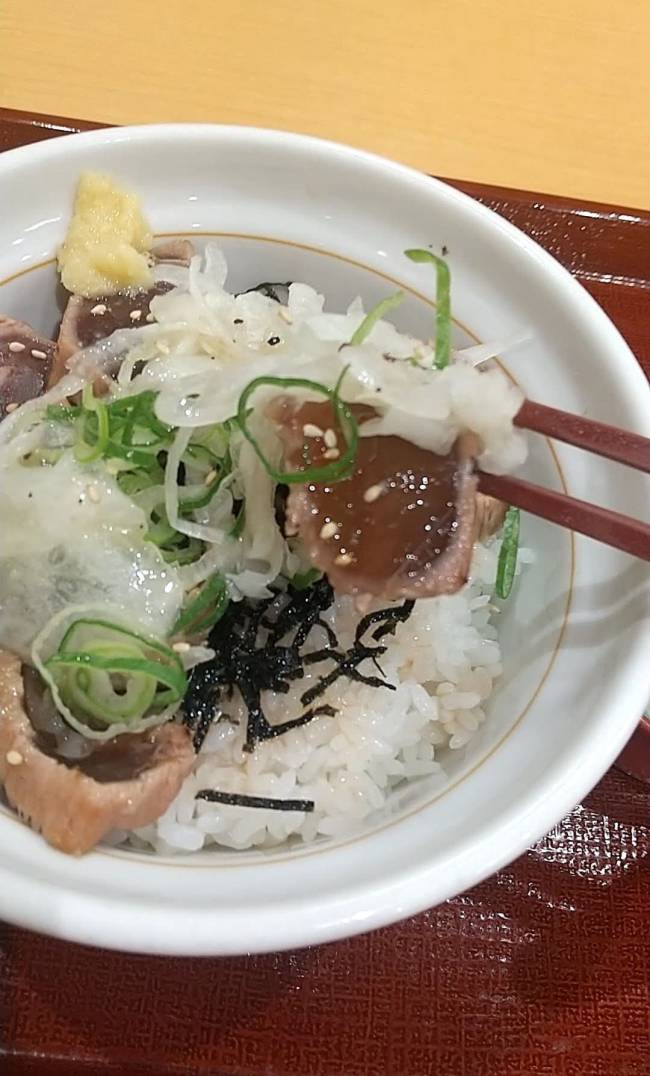 なか卯　オニオンガーリックかつおたたき丼　玉ねぎと