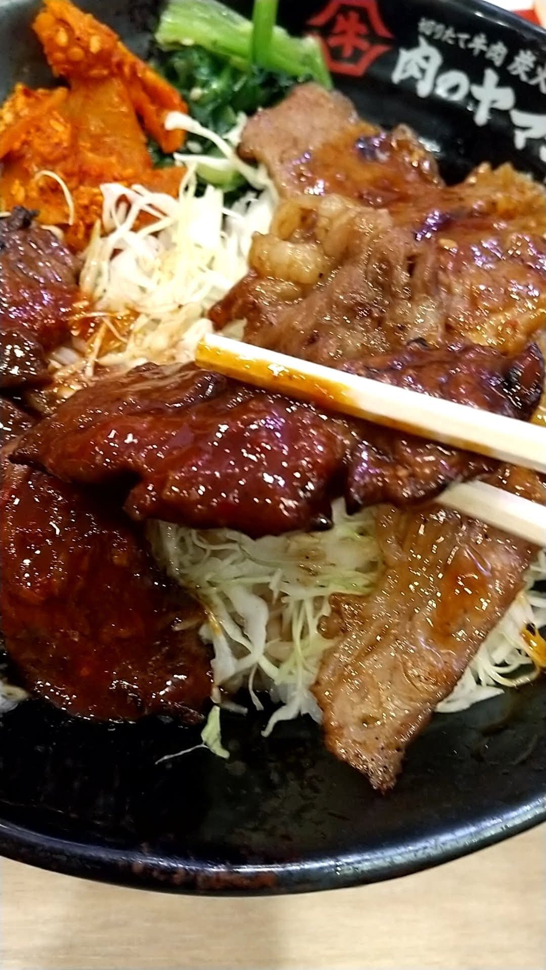 肉のヤマ牛　牛ハラミ&カルビ焼肉丼　食べる