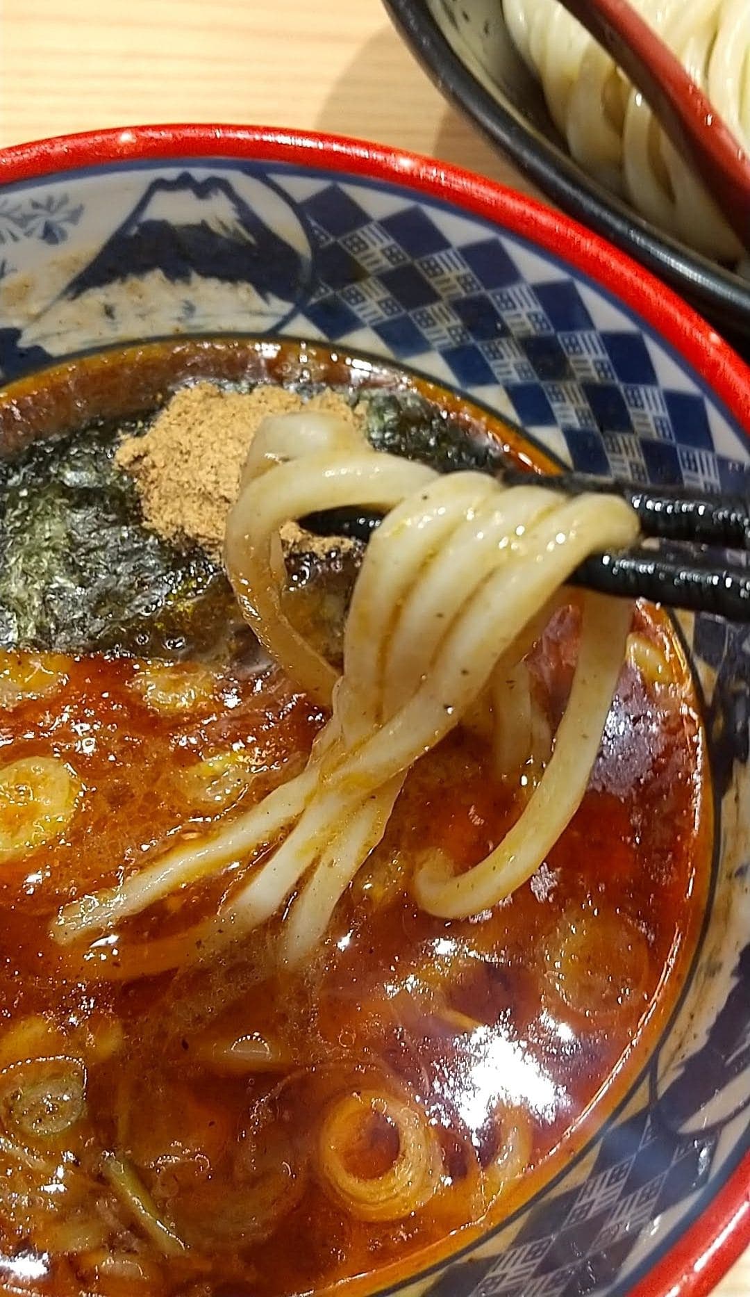 三田製麺所　辛つけ麺　食べる