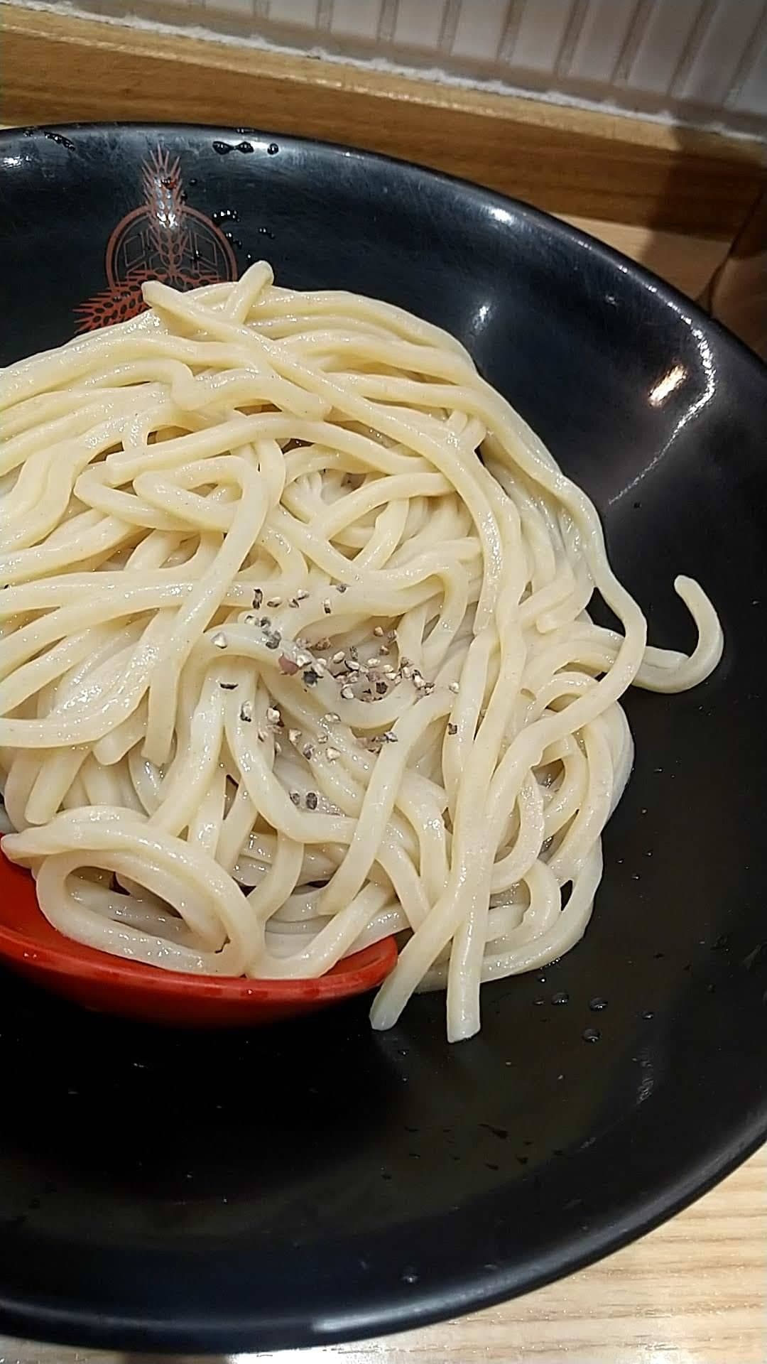 三田製麺所　辛つけ麺　胡椒