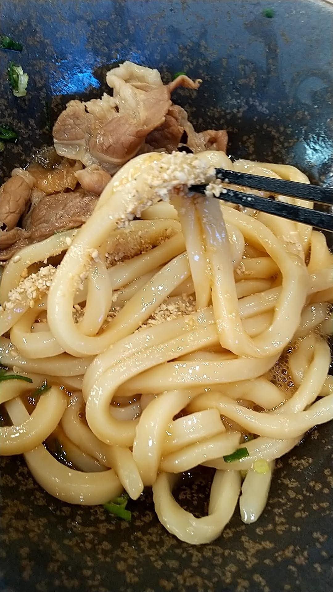 山本本気うどん　牛肉釜玉うどん　すりごまと