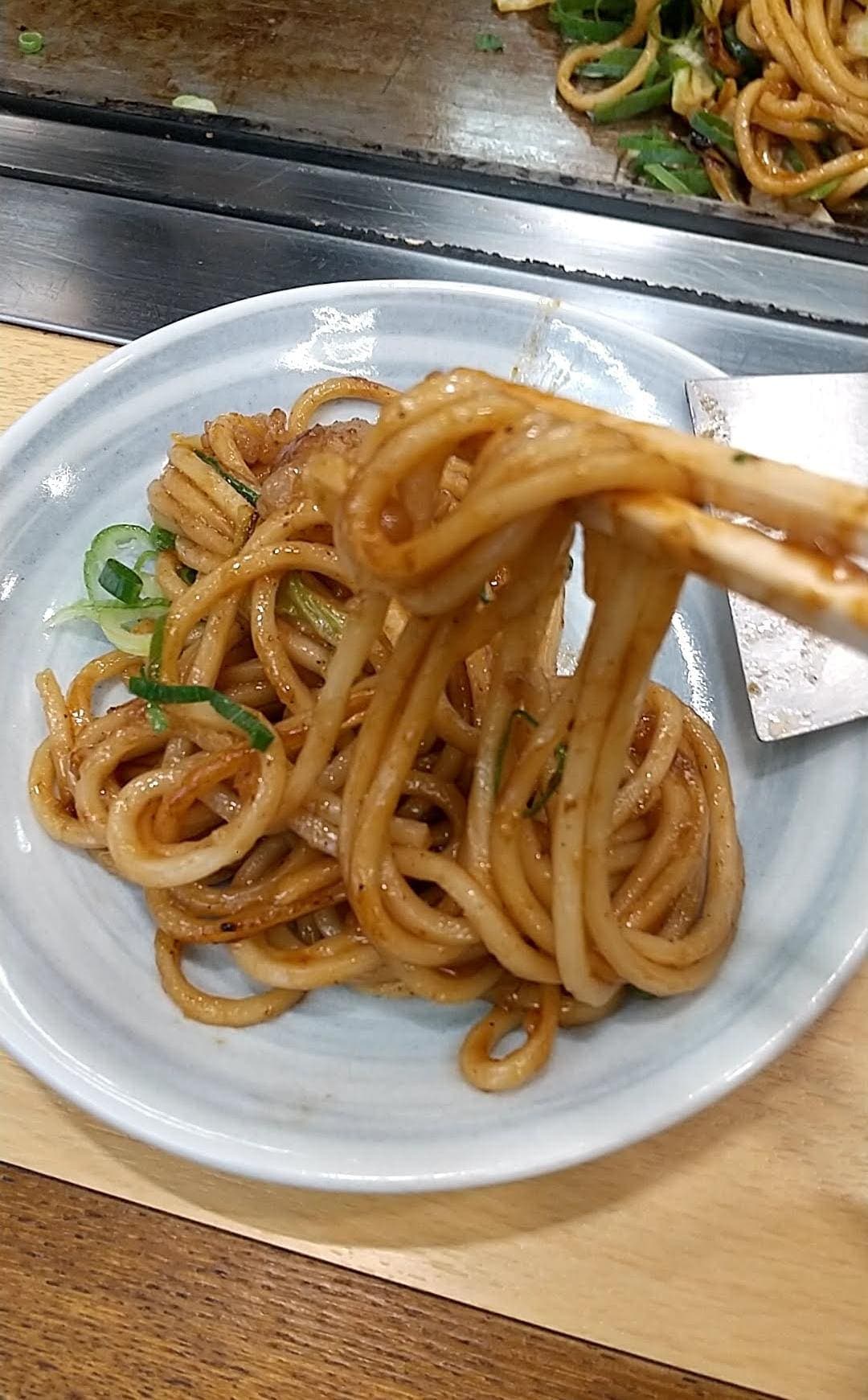 長田本庄軒　ぼっかけ焼きそば　食べる