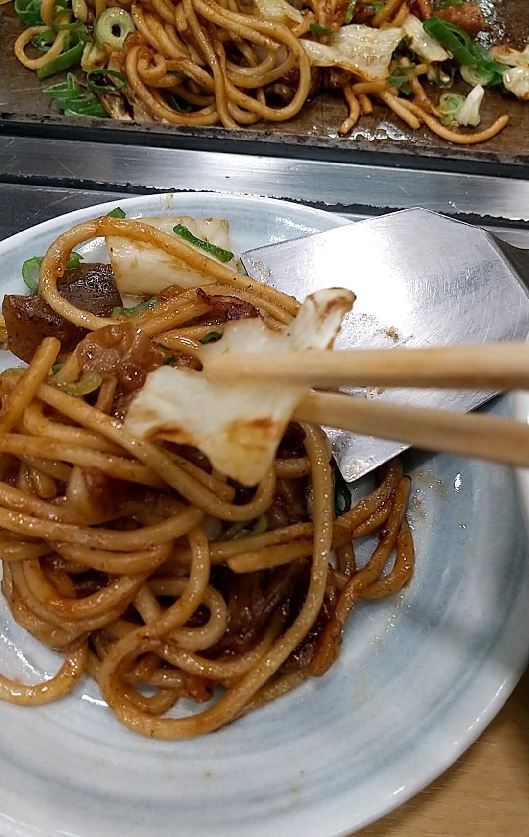 長田本庄軒　ぼっかけ焼きそば　キャベツ