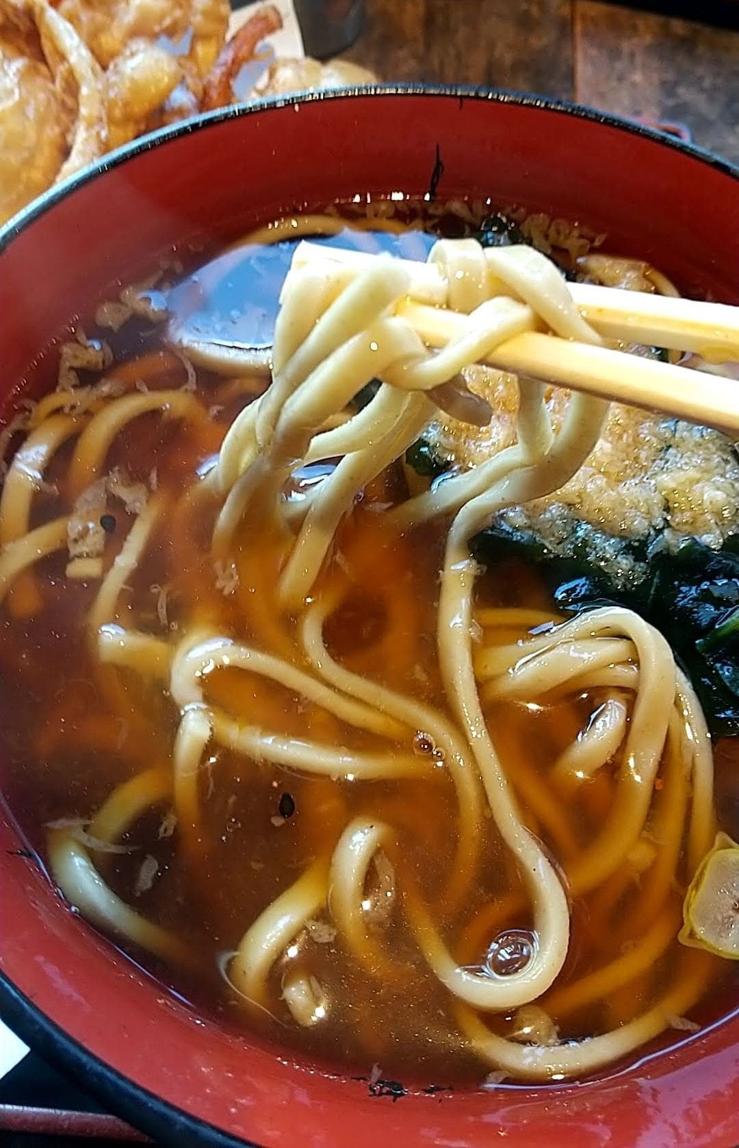 蕎麦さだはる 西新橋店　天ぷらそば　食べる