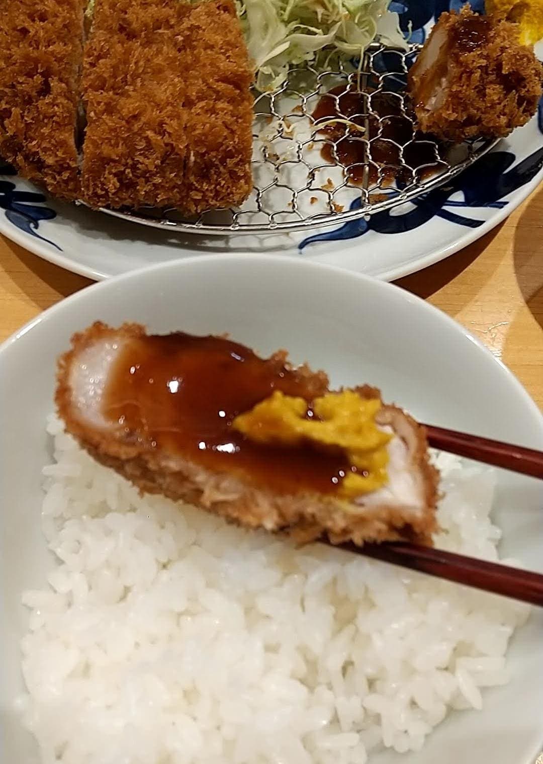 とんかつ寿々木　ロースかつ定食　食べる