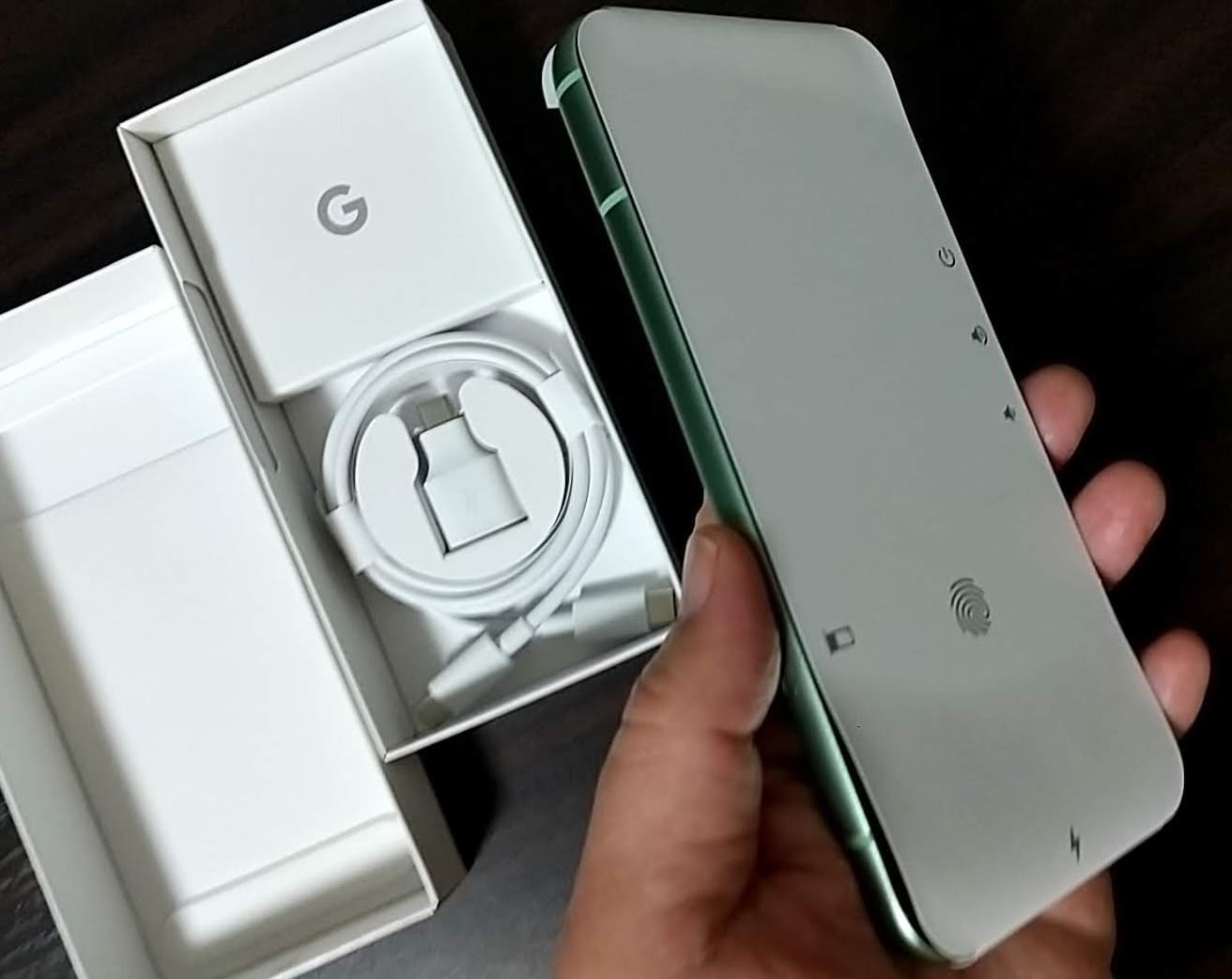 Google Pixel 8a　開封　電源場所