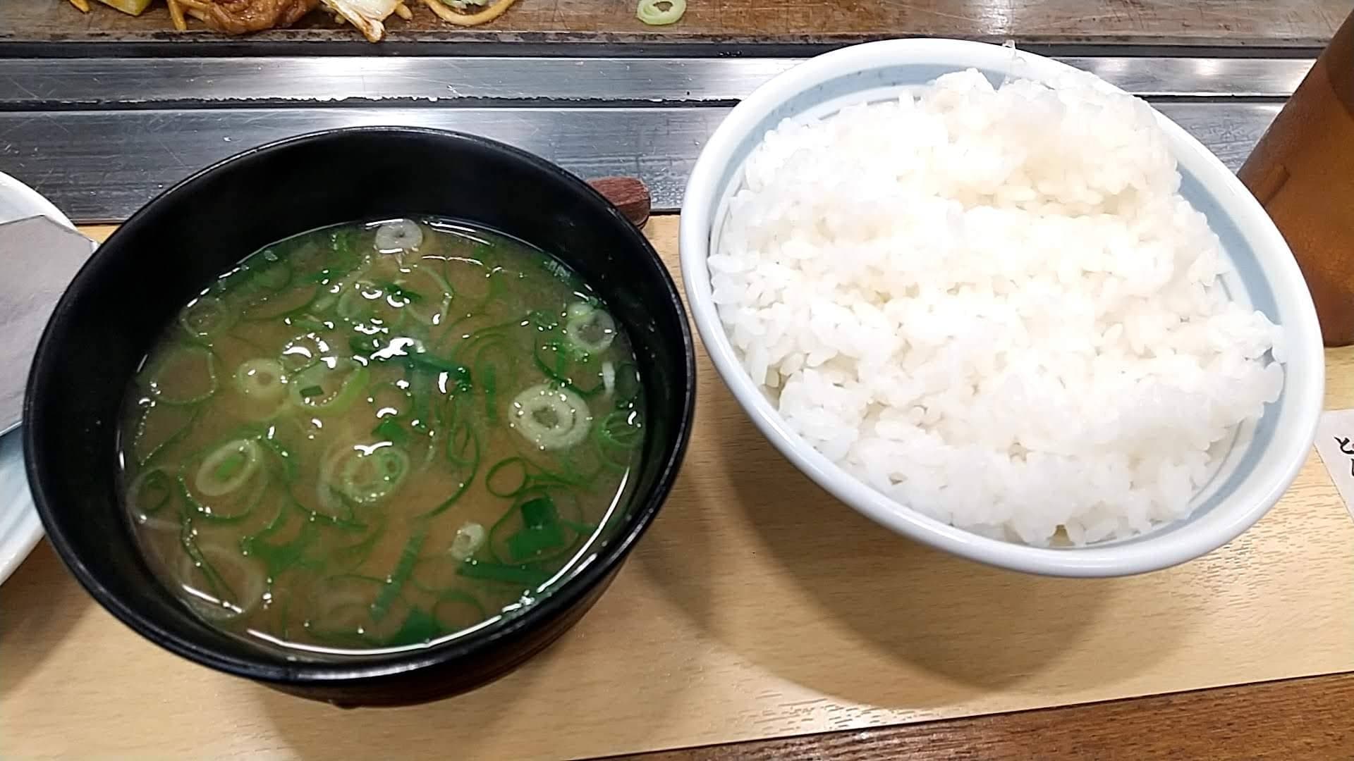 長田本庄軒　ぼっかけ焼きそば　ご飯と味噌汁