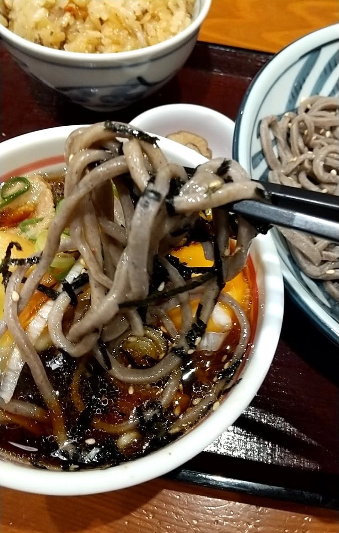 乱切り蕎麦と天丼 一の井　旨辛肉そば　食べる