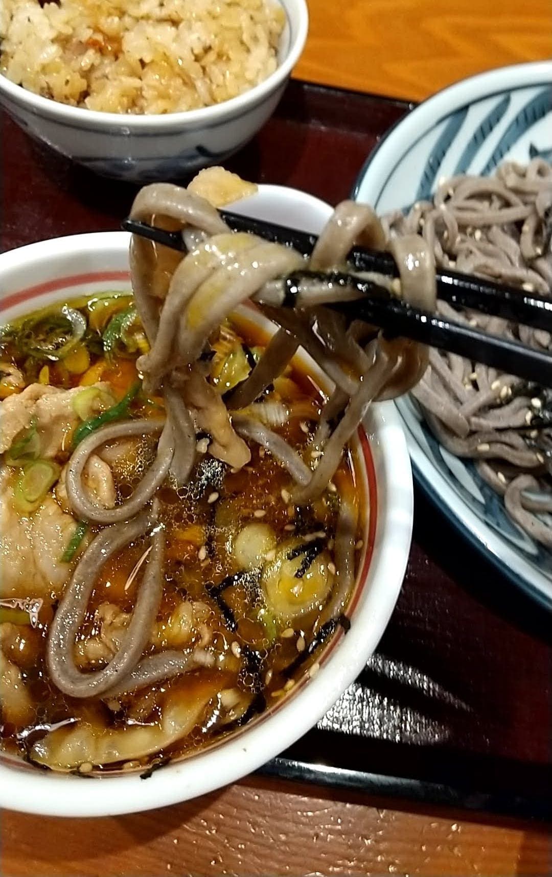 乱切り蕎麦と天丼 一の井　旨辛肉そば　生卵