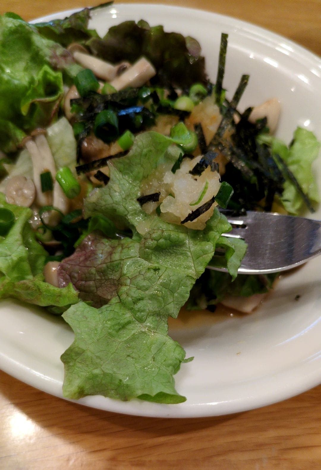 ポポラマーマ　ほうれん草と吊るしベーコンのペペロンチーノ　サラダ食べる