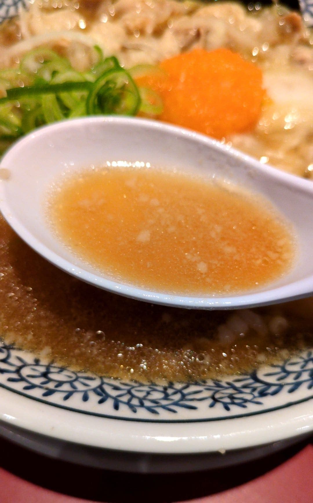 丸源ラーメン　「熟成醤油ラーメン 肉そば」スープ