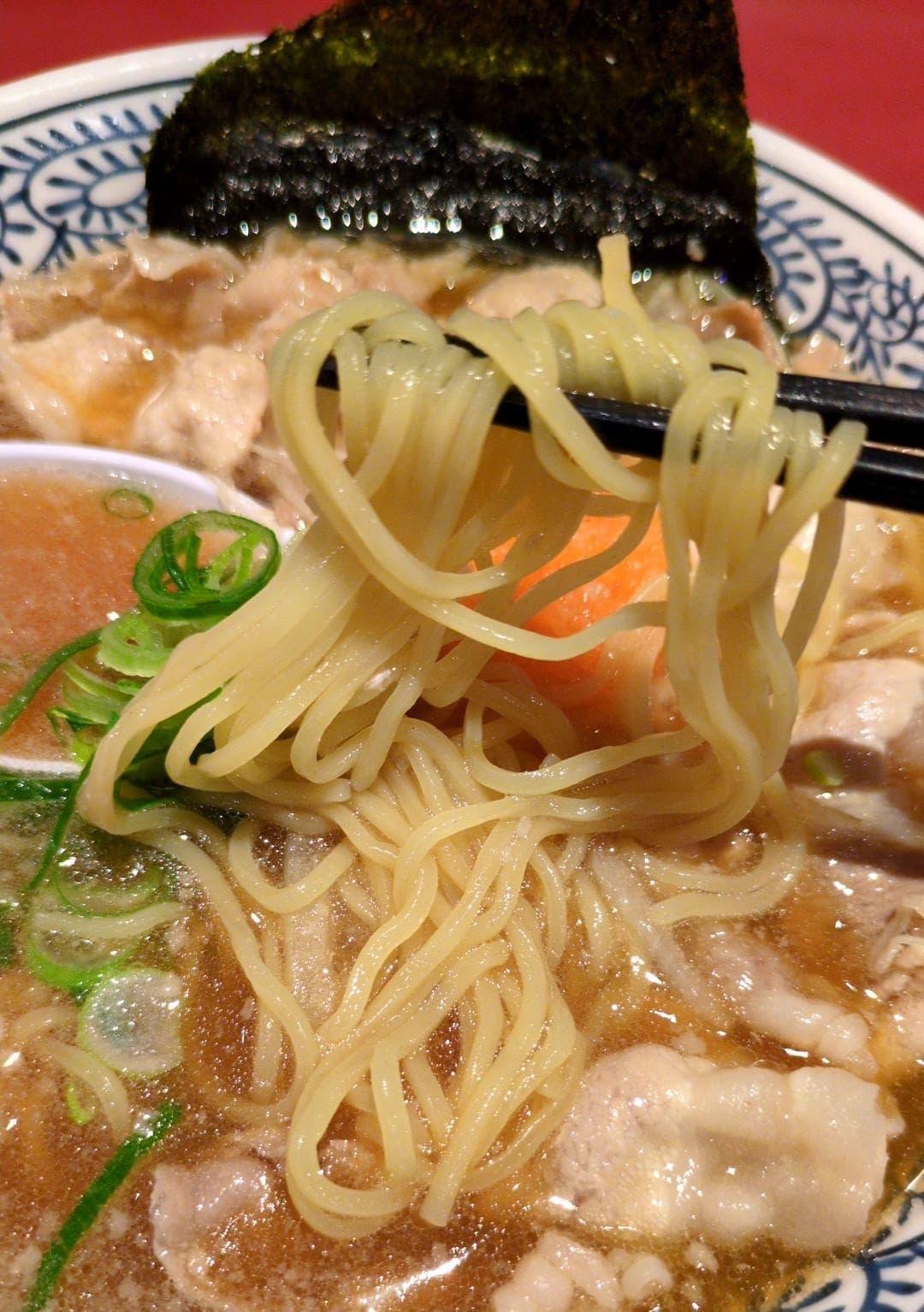 丸源ラーメン　「熟成醤油ラーメン 肉そば」　麺