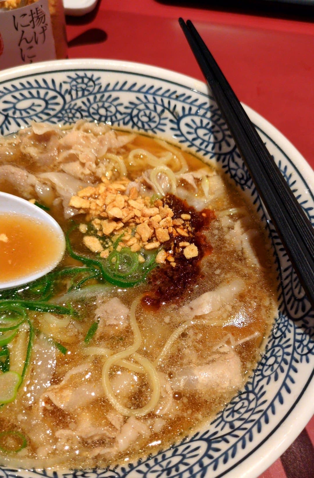 丸源ラーメン　「熟成醤油ラーメン 肉そば」　ラー油入れる