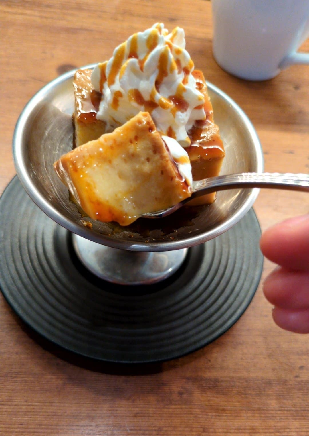 オリーブの丘　プリン食べる