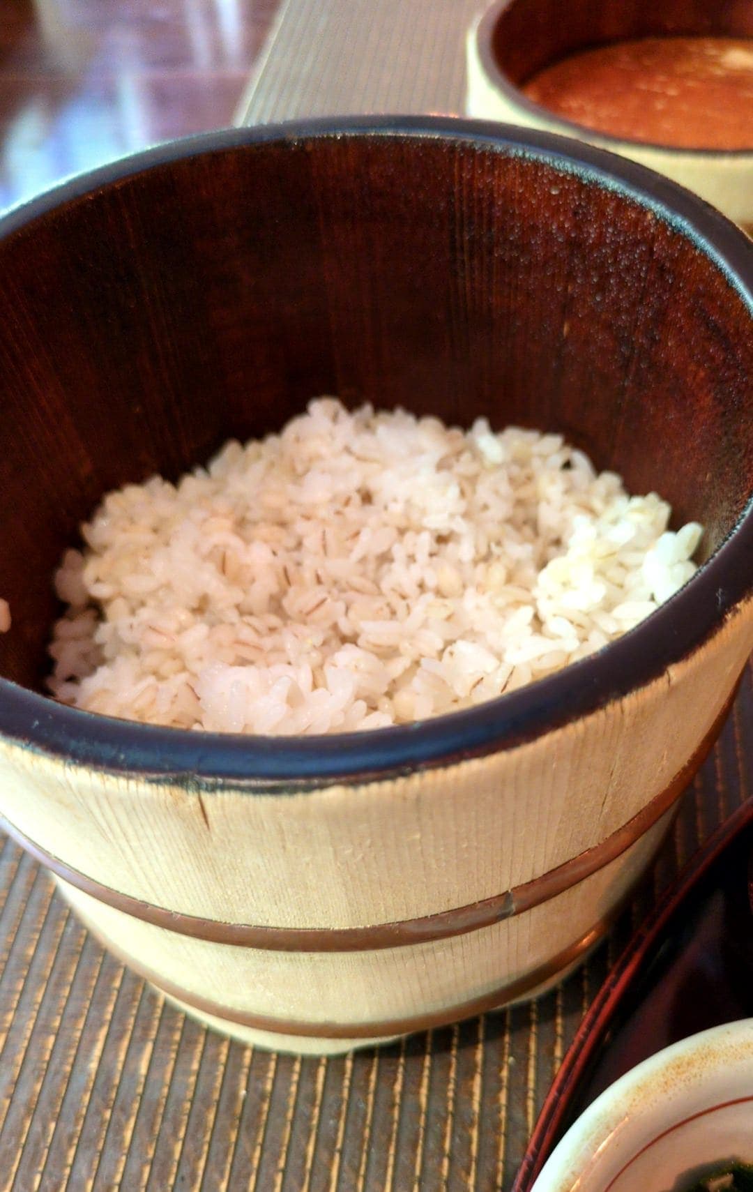 滋養料理 山法師　山法師ごはん　麦ご飯よそう