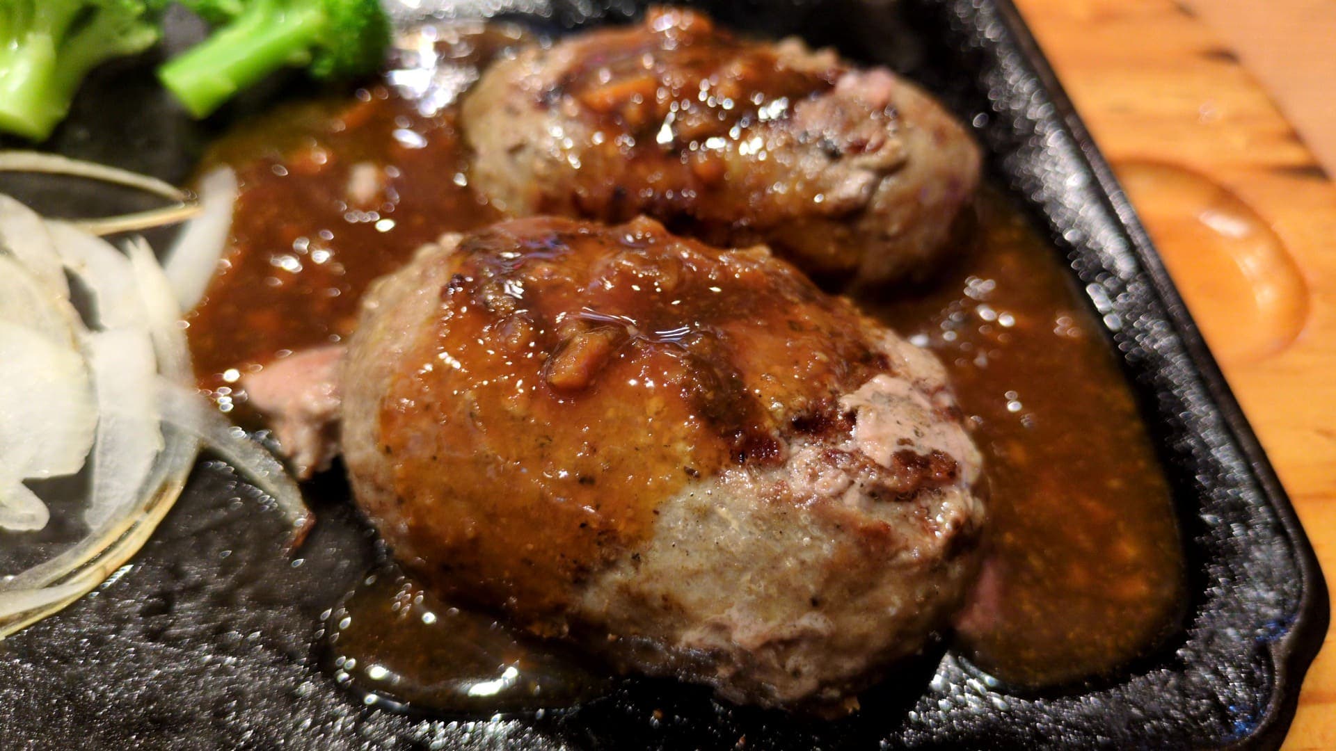 ビッグボーイ　大俵ハンバーグ&カットステーキ　ソースかける