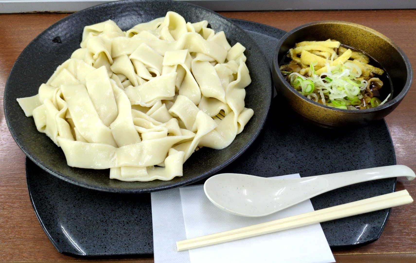 高坂サービスエリア下り　肉汁ひもかわうどん並