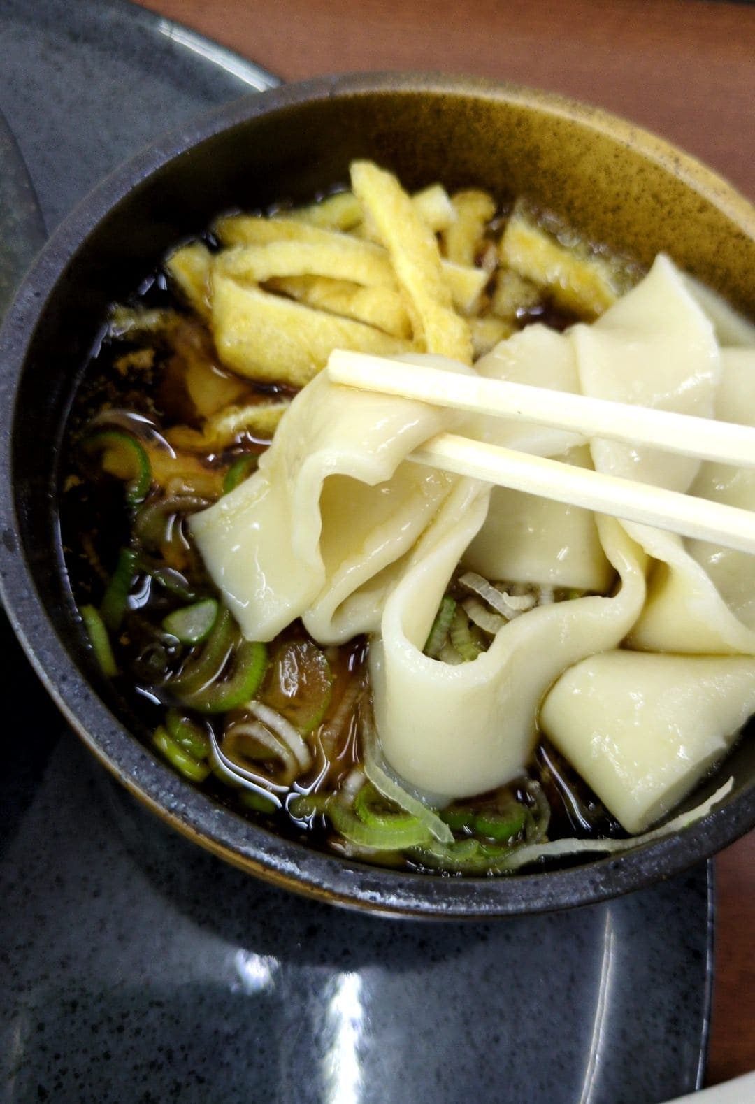 高坂サービスエリア下り　肉汁ひもかわうどん並 食べる