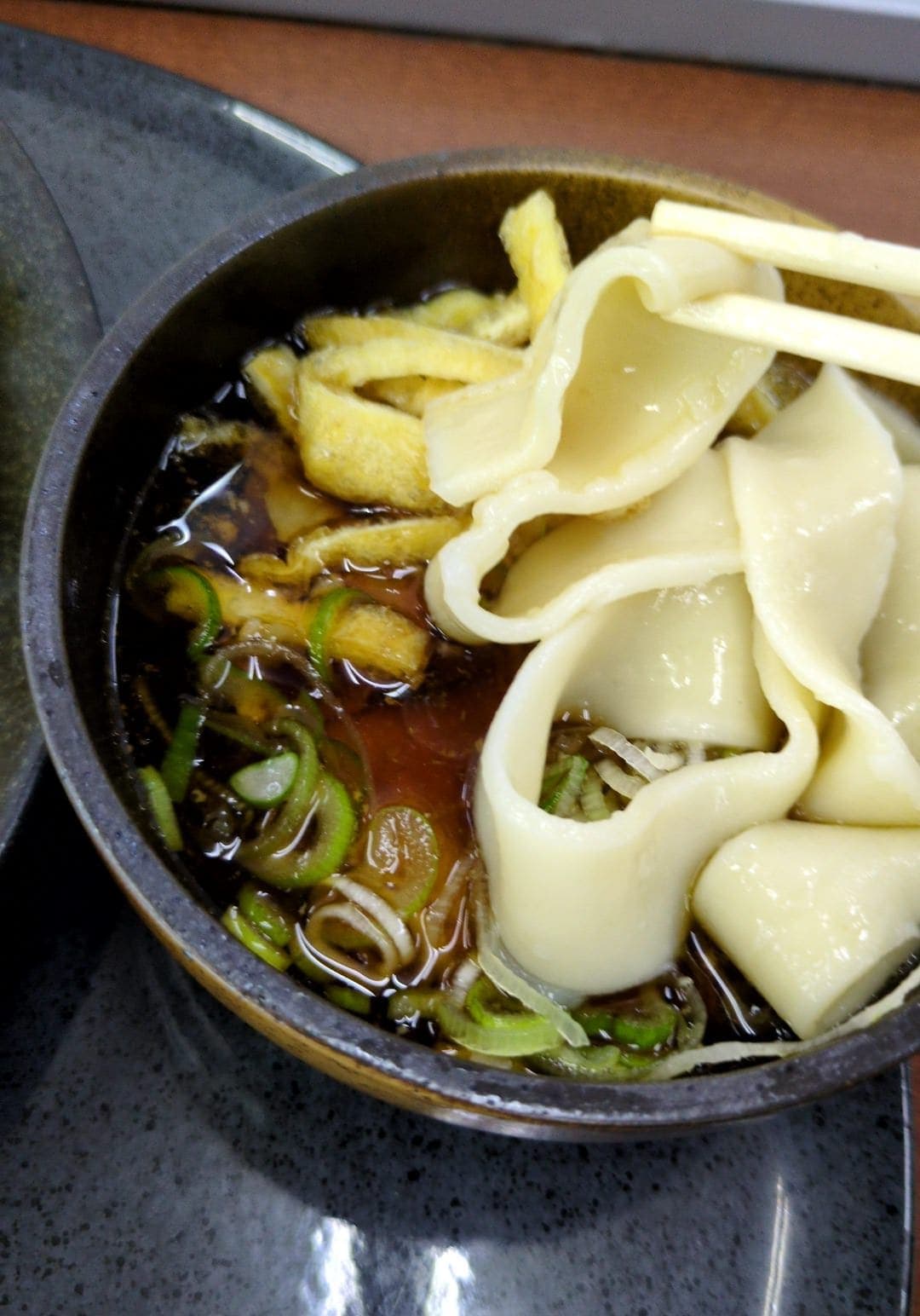 高坂サービスエリア下り　肉汁ひもかわうどん並　食べる２