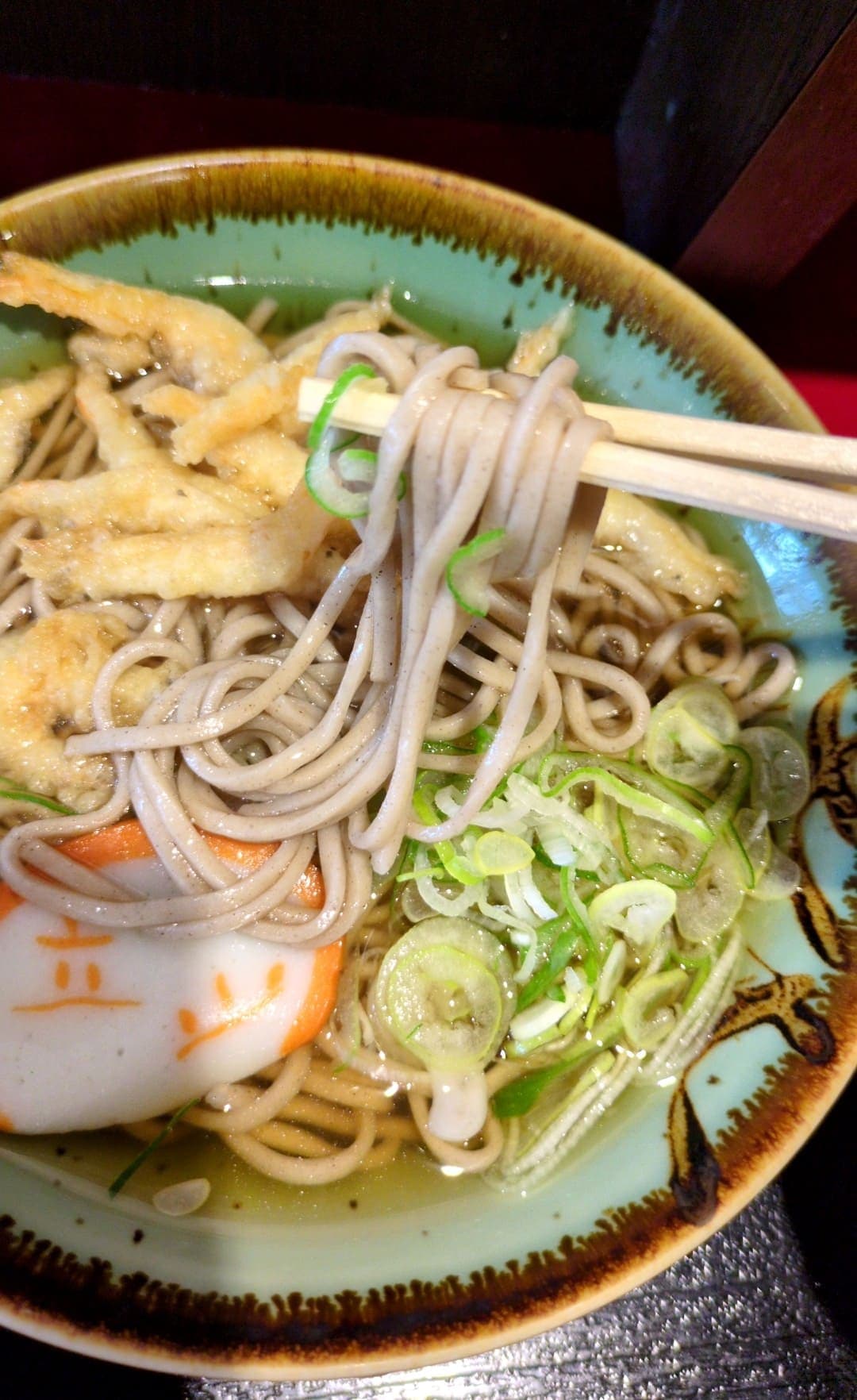 富山駅　立山そば　しろえび天ぷらそば ますのすしセット　そば食べる