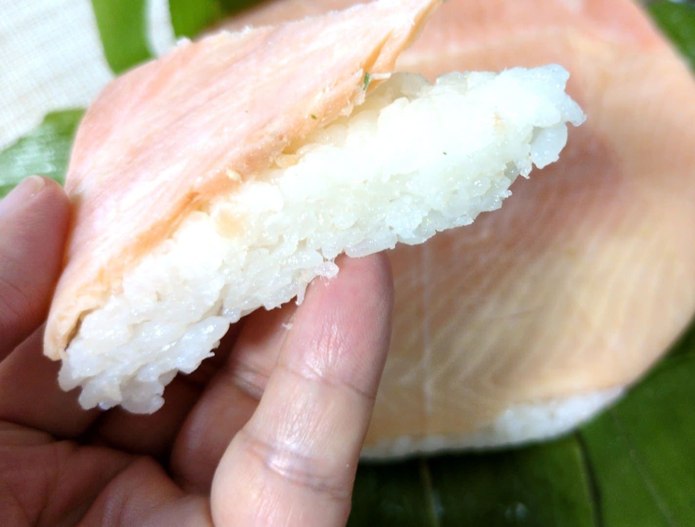 富山　高芳　鱒の寿し一重　食べる２