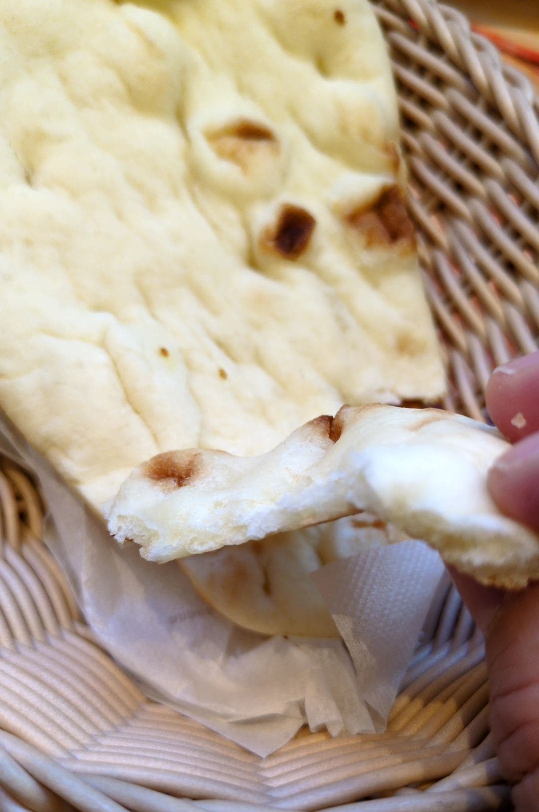 コメダ　カリー祭り　チーズカリーとナン　ナン食べる