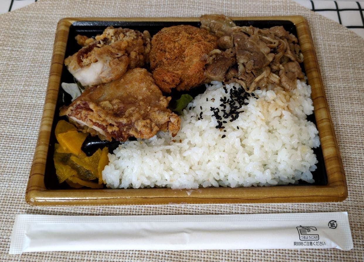 肉のヤマ牛　ヤマ牛弁当　ボリューム