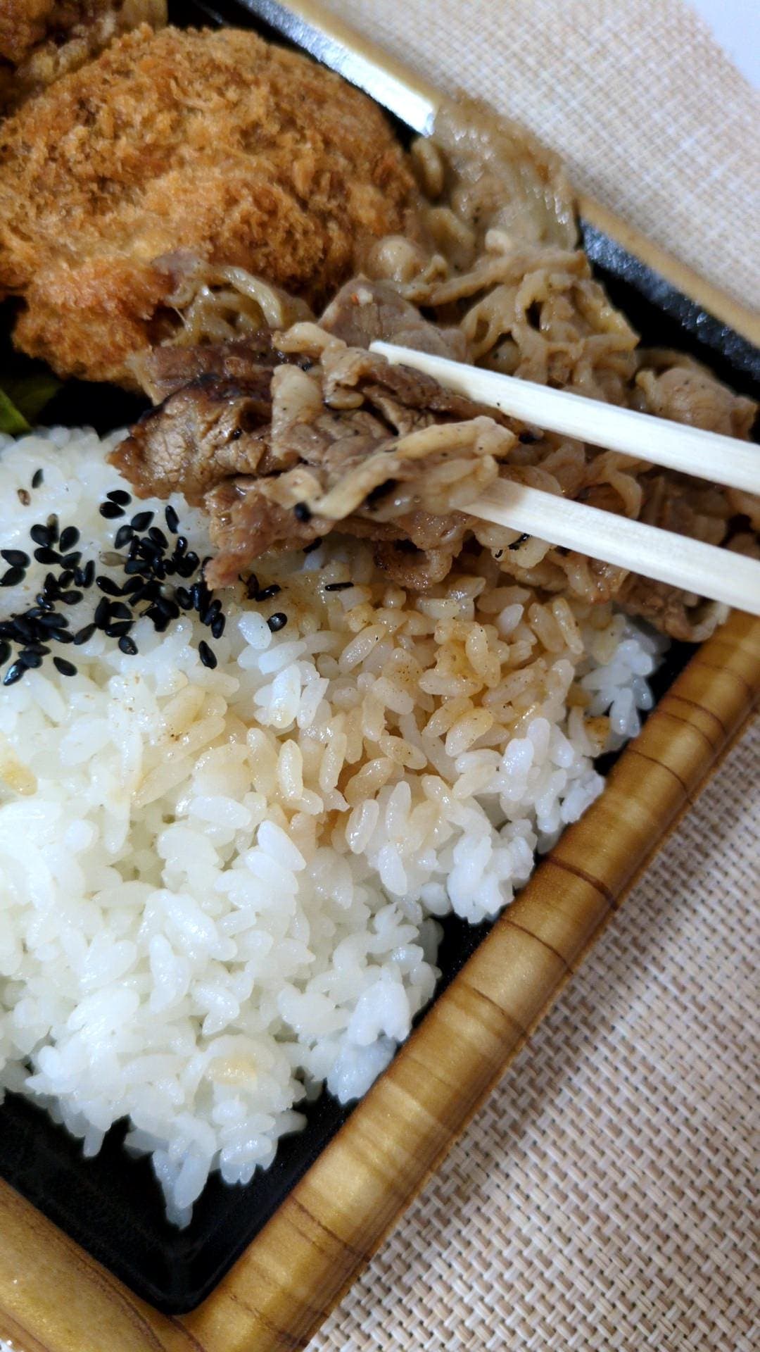 肉のヤマ牛　ヤマ牛弁当　カルビ食べる