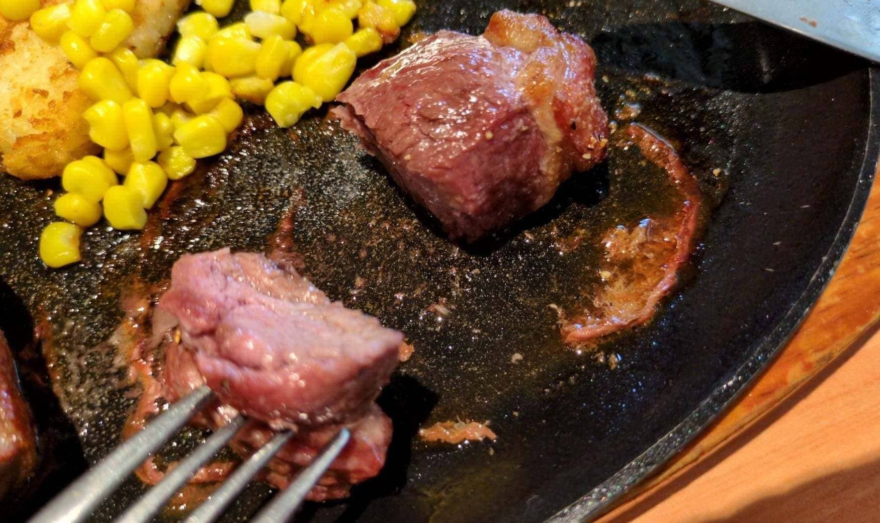 サイゼリヤ　ラム(仔羊)のランプステーキ　食べる２