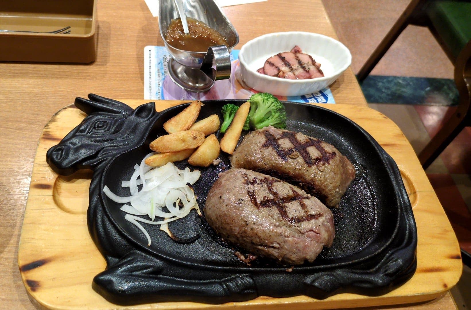ビッグボーイ　燻製ベーコン大俵ハンバーグ　焼き加減ふつう