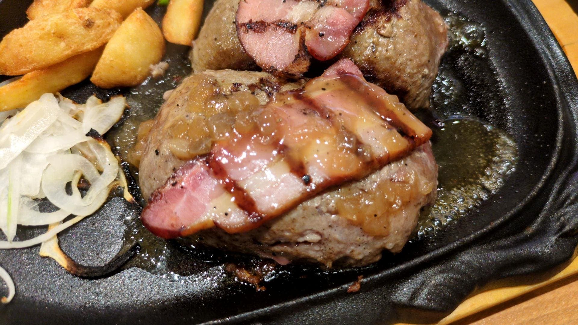 ビッグボーイ　燻製ベーコン大俵ハンバーグ　食べる１