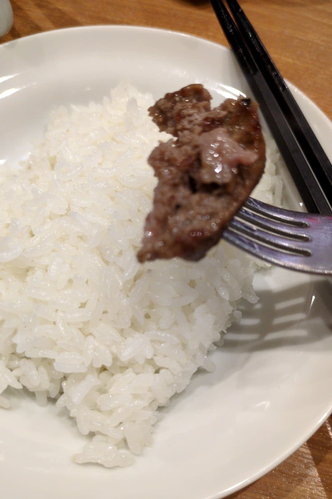 ビッグボーイ　燻製ベーコン大俵ハンバーグ　食べる２