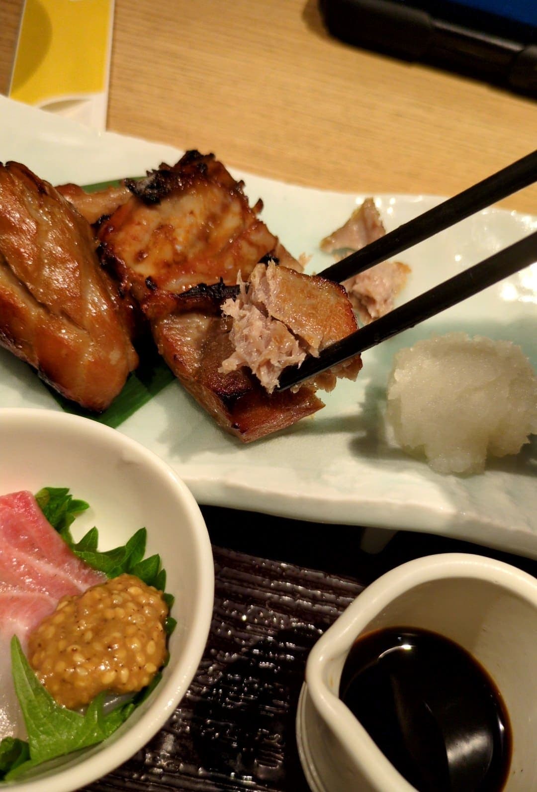 近畿大学水産研究所　近大お魚づくし御膳　マグロ食べる