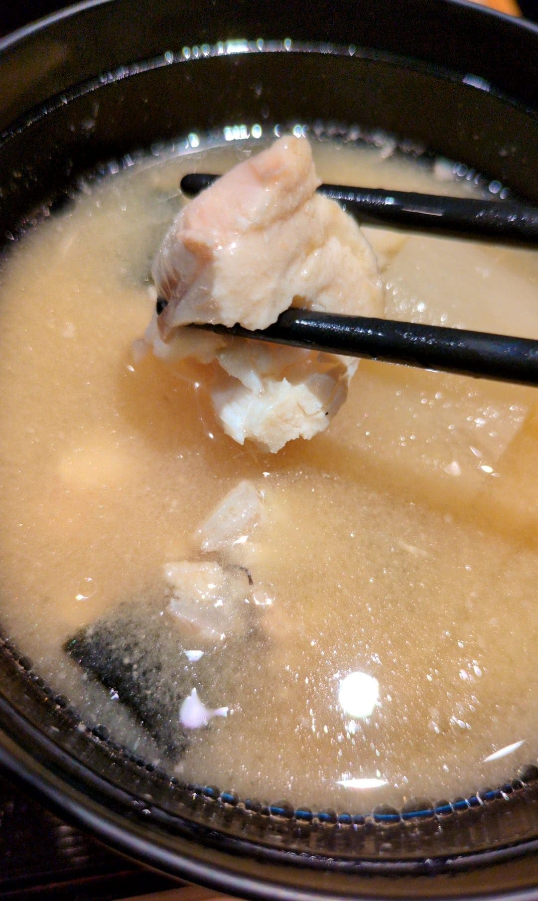 近畿大学水産研究所　近大お魚づくし御膳　あら汁食べる