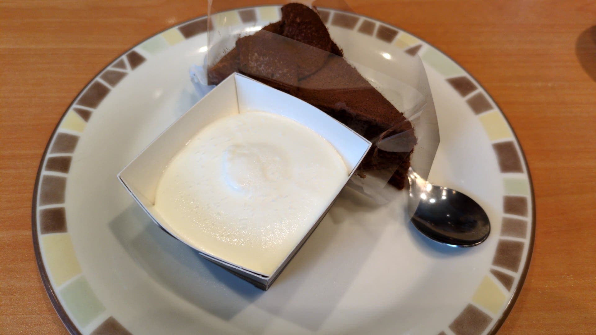サイゼリヤ　チョコレートケーキ&ミルクジェラート　食べる
