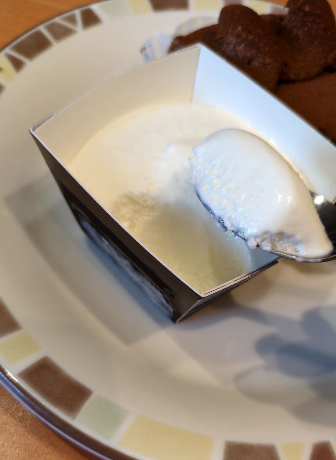 サイゼリヤ　チョコレートケーキ&ミルクジェラート　食べる１