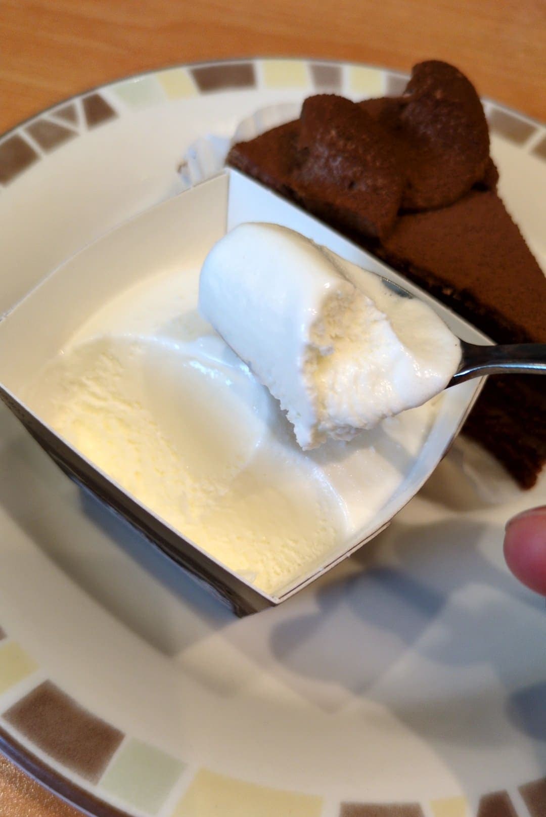 サイゼリヤ　チョコレートケーキ&ミルクジェラート　食べる２