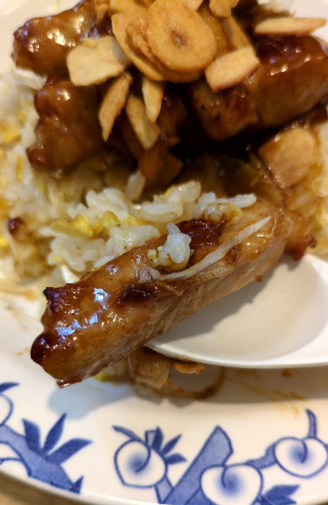 バーミヤン　濃厚とんてきチャーハン　食べる