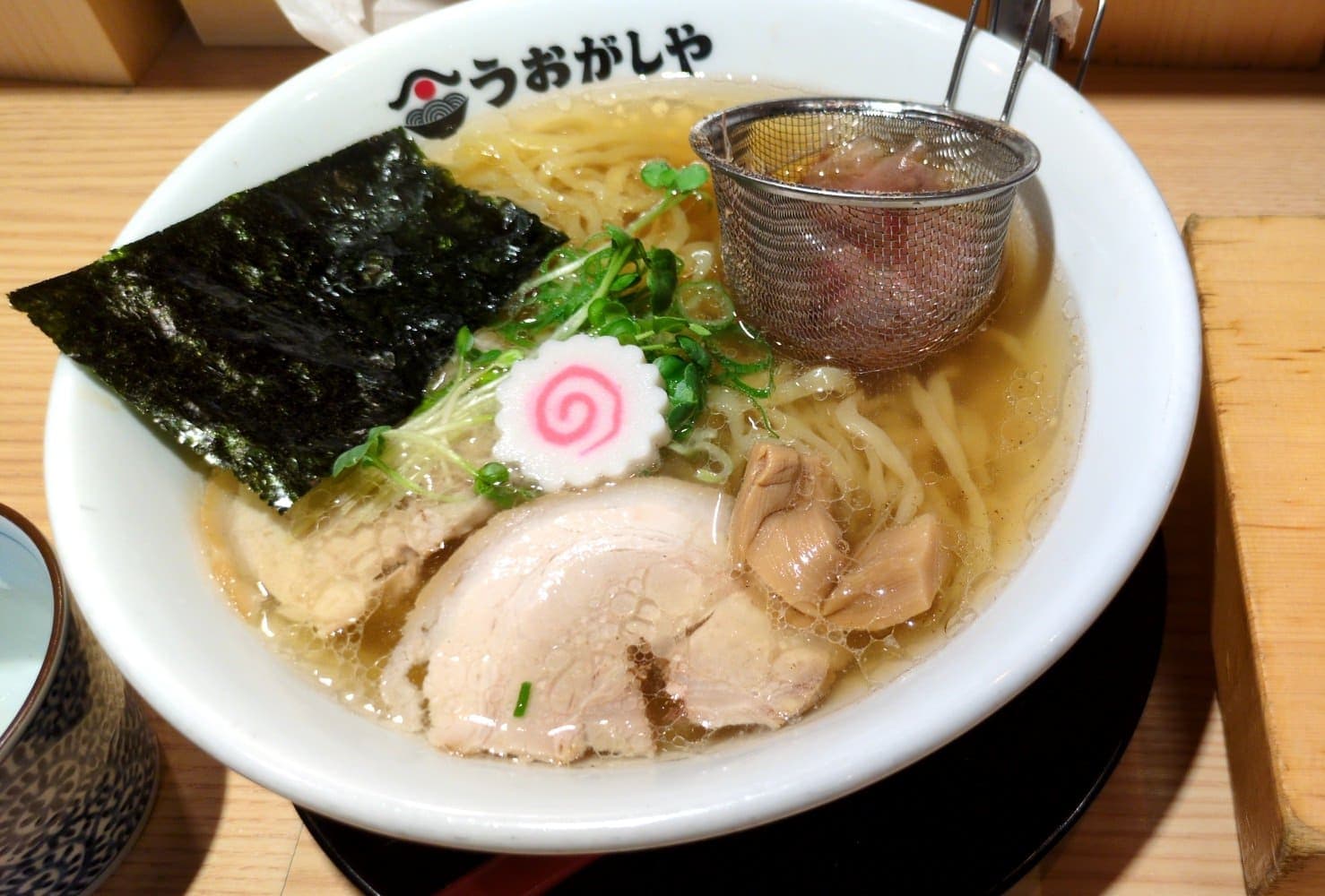 鮨とラーメン うおがしや　赤酢シャリ握り三貫＋追いかつおラーメン