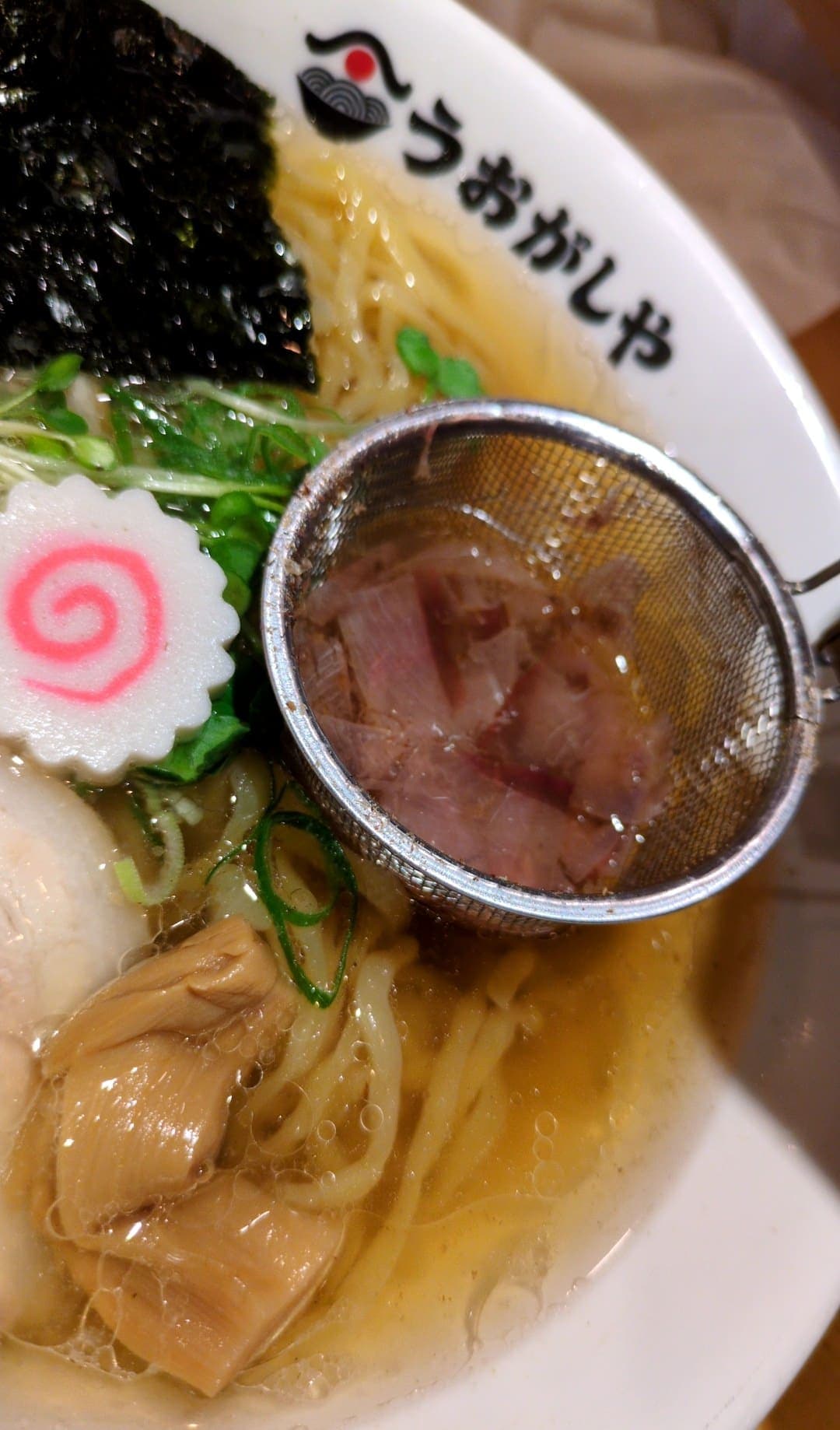 鮨とラーメン うおがしや　赤酢シャリ握り三貫＋追いかつおラーメン かつお節と