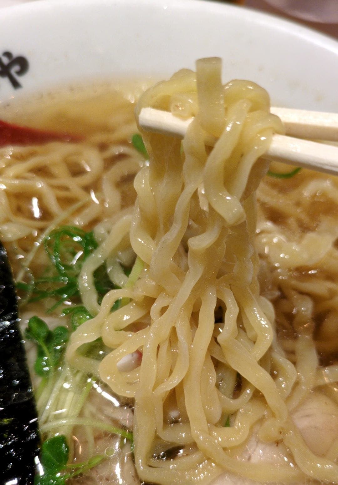 鮨とラーメン うおがしや　赤酢シャリ握り三貫＋追いかつおラーメン　麺