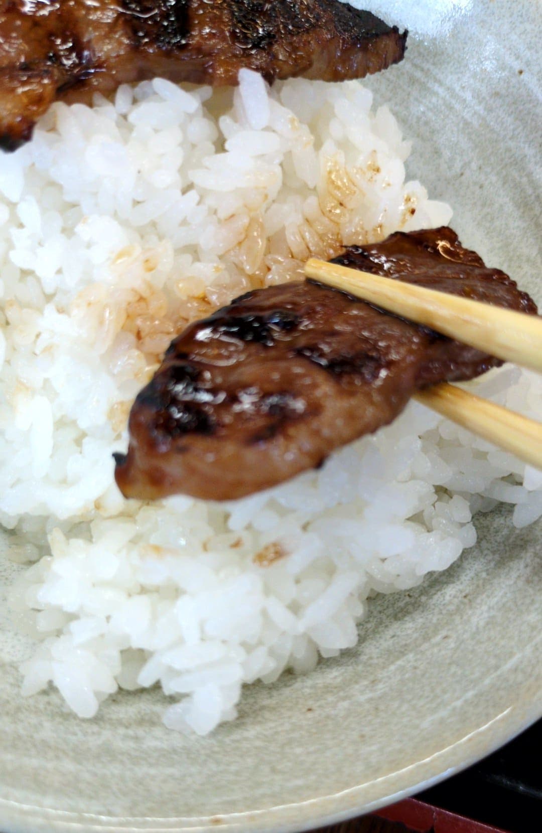 峠茶屋　カルビ定食　とん汁付き　食べる２