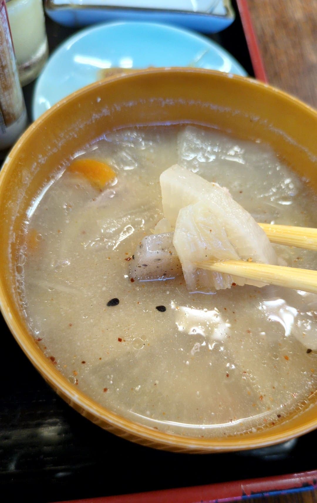 峠茶屋　カルビ定食　とん汁食べる