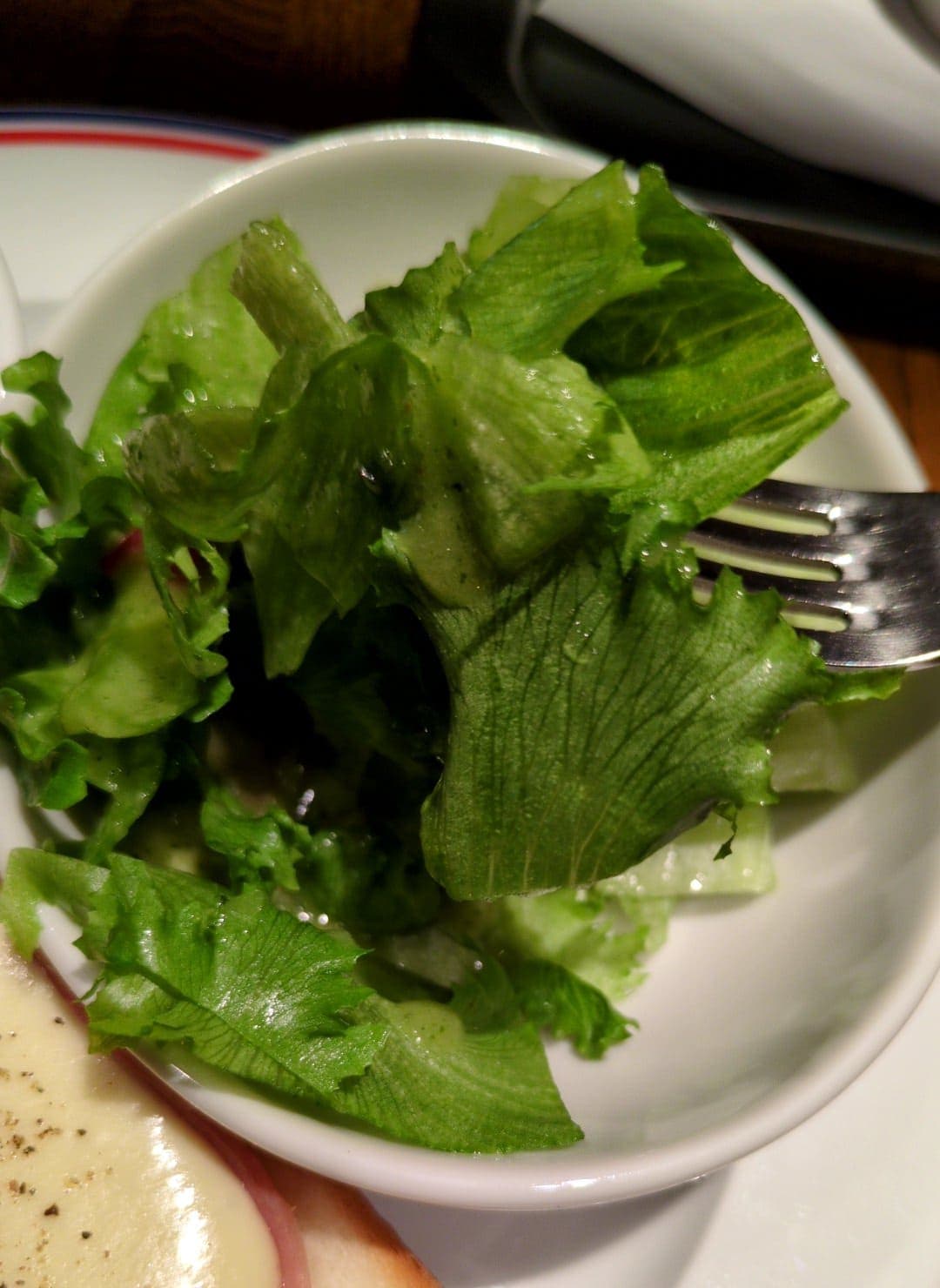 PRONTO（プロント）　モーニング　ハムチーズトーストセット　サラダ食べる